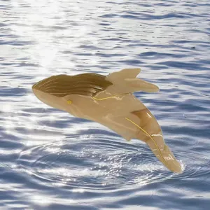 Dettaglio di una creativa pinza per capelli a forma di balena in acetato marmorizzato
