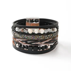Detalle de una pulsera multicapa de cuero bohemio con perlas y cierre magnético