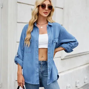 Élégante chemise en jean à manches longues pour femme délavée sur un crop top blanc