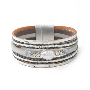Vista detallada de una pulsera de cuero blanco multicapa con perlas y cristales