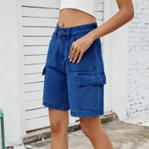 Vue latérale d'un short cargo en denim bleu à taille haute avec de grandes poches à rabat