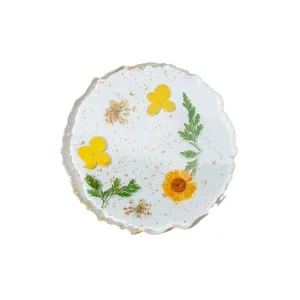 Sous-verre artisanal en résine avec de vraies fleurs pressées et des feuilles d'or