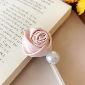 Nahaufnahme der eleganten rosa Satinrose und Perlen-Haarspange