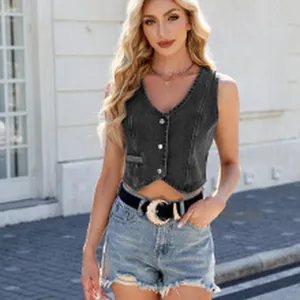 Joli mannequin portant un gilet en jean gris ajusté délavé avec un short en jean