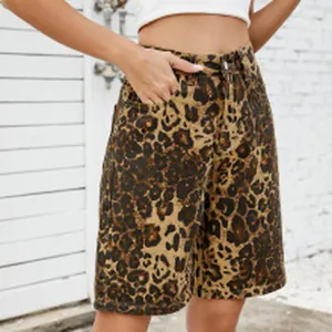 Gros plan détaillé d'un short en jean léopard à taille haute porté par un mannequin