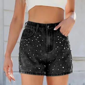 Vue détaillée du short en jean noir taille haute avec détails de clous en métal argenté
