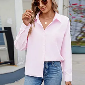 Vue détaillée d'une chemise à manches longues boutonnée rose clair pour femme
