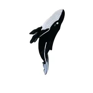 Fermaglio per capelli a forma di balena in acetato con design bicolore nero e bianco.