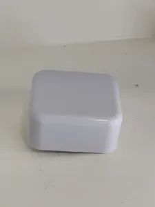 Detailweergave van de witte plastic vierkante behuizing voor een opwindbaar muziekdoosje