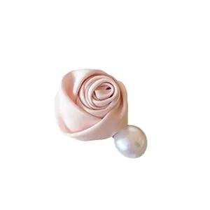 Eleganter rosa Satinrosen-Haarclip mit glänzender weißer Perle für Damen und Mädchen