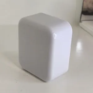 Minimalistisch wit opwindbaar muziekdoosmechanisme met afgeronde rechthoekige plastic behuizing