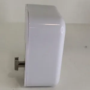 Wit mechanisch muziekdoosmechanisme met een opwindbare zilveren metalen sleutel
