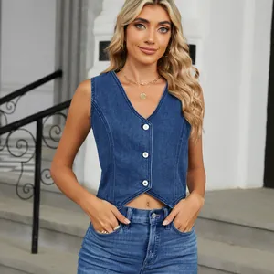 Gilet en jean bleu délavé ajusté avec boutons blancs porté par un mannequin de mode.