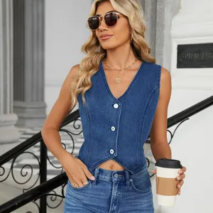 Vue de face d'un gilet en jean bleu délavé ajusté avec des boutons blancs sur un mannequin