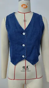 Vue détaillée d'un gilet en jean bleu délavé ajusté présenté sur un mannequin de couture
