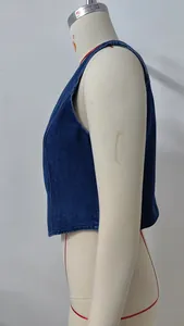 Vue latérale détaillée d'un gilet en jean bleu délavé coupe ajustée sur un mannequin de couture