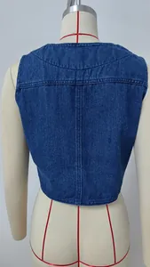 Vue arrière détaillée d'un gilet en jean bleu délavé ajusté présenté sur un mannequin