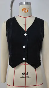 Détail d'un gilet en jean noir délavé à coupe ajustée avec col en V et trois boutons
