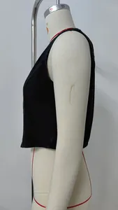 Vue latérale d'un gilet en jean noir délavé pour femme, coupe ajustée sur un mannequin.