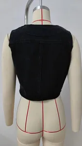 Vue arrière d'un gilet en denim noir délavé, coupe ajustée, présenté sur un mannequin de couture