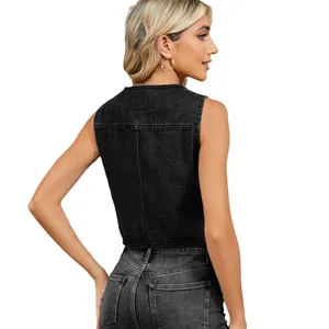 Gilet en jean noir délavé ajusté pour femme, vue arrière professionnelle en studio