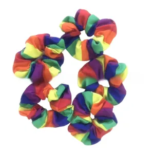 Set aus fünf bunten Haargummis mit Regenbogenstreifen aus weichem Polyestergewebe