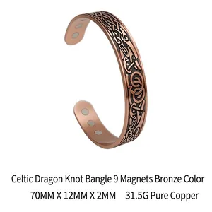 Dettaglio ravvicinato di bracciale magnetico in rame con motivo a drago celtico e magneti
