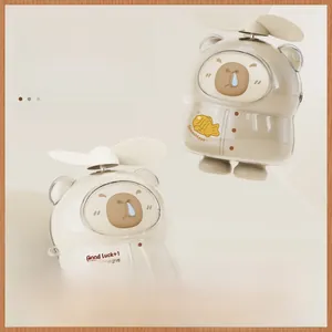 Primo piano di mini ventilatori portatili a forma di capibara con pale morbide