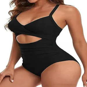 Vue détaillée du maillot de bain une pièce noir évidé avec un design croisé élégant