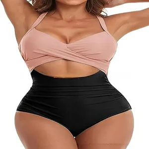 Vue détaillée d'un maillot de bain une pièce sexy rose et noir avec découpe croisée