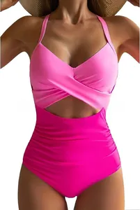 Gros plan d'un maillot de bain une pièce rose avec une découpe croisée sexy sur le devant.