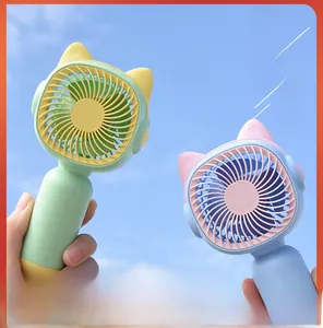 Primo piano dettagliato di un simpatico mini ventilatore portatile con orecchie da gatto