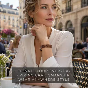 Elegante bracciale magnetico in rame con drago celtico indossato da una modella al caffè