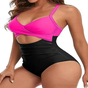Gros plan d'un maillot de bain une pièce rose et noir avec découpe sexy à la taille