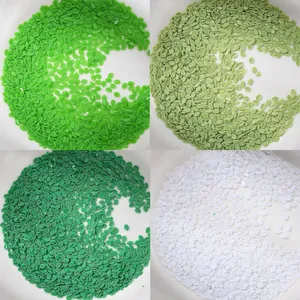 Gros plan de bijoux d'ongles en forme de feuilles texturées en vert et blanc variés.