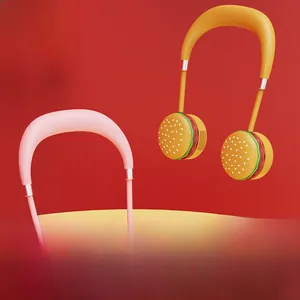Dettaglio di ventilatori da collo portatili con design creativo a hamburger in rosa e giallo.