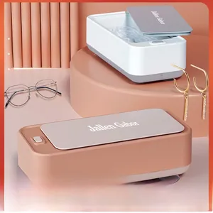 Pulitore a ultrasuoni professionale per gioielli e occhiali su un supporto elegante
