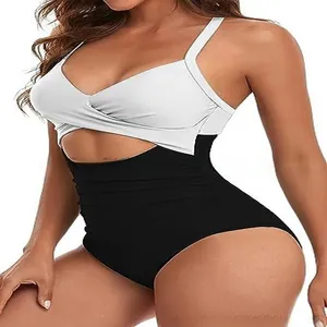 Gros plan montrant le design sexy à découpes croisées de ce maillot de bain une pièce bicolore