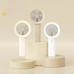 Vista dettagliata di ventilatori portatili minimalisti in crema e bianco con asole per appenderli