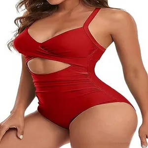 Vue détaillée d'un maillot de bain rouge sexy avec découpe et bretelles croisées.