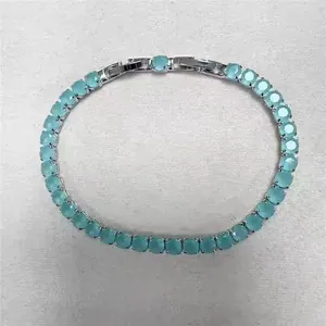Gros plan d'un bracelet minimaliste en pierres bleues claires avec un fermoir argenté