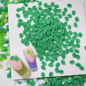 Gros plan de breloques à ongles en forme de feuilles vertes 3D pour la décoration