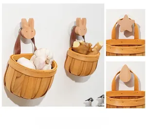Detailansicht von geflochtenen Aufbewahrungskörben mit dekorativen Holzhaken.