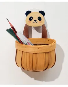 Detail eines wandmontierten geflochtenen Bambuskorbs mit süßem Panda-Holzhaken