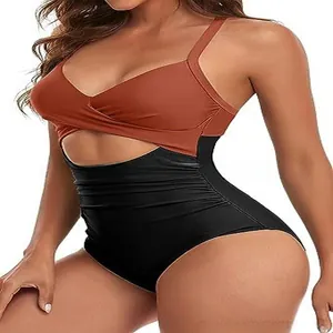 Détail d'un maillot de bain une pièce sexy avec découpe croisée et bas noir taille haute.