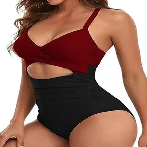 Vue détaillée d'un maillot de bain sexy une pièce avec haut croisé et découpe.