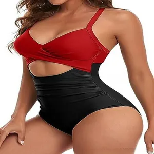 Détail d'un maillot de bain une pièce sexy rouge et noir avec découpes croisées.