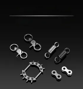 Vista detallada de varios accesorios de hardware de aleación de zinc, como cierres.