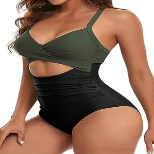 Vue détaillée d'un maillot de bain une pièce vert olive et noir avec découpe à la taille