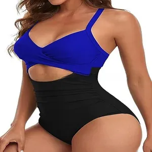 Maillot de bain une pièce sexy bleu et noir avec découpe élégante et décolleté croisé.